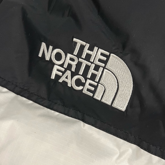 THE NORTH FACE Mens 1996 Retro Nuptse Jacket in TNF White - Picture 9 of 14